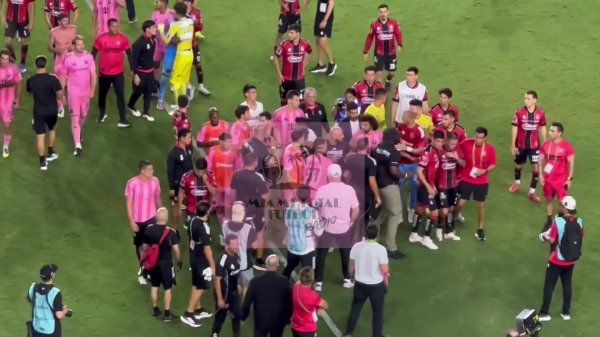 不是德保罗😂梅西保镖赛后形摄影随，一把推开对主义前争论球员