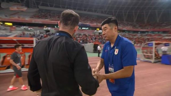 泰山2连客当判官，韩鹏战李霄鹏不讲东谈主情 三后卫盯于汉超 冲6连胜