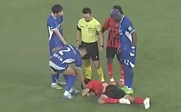 中足联初度打消罚单！短短1天，勇敢纠错：球员摸脸禁赛3场变0场