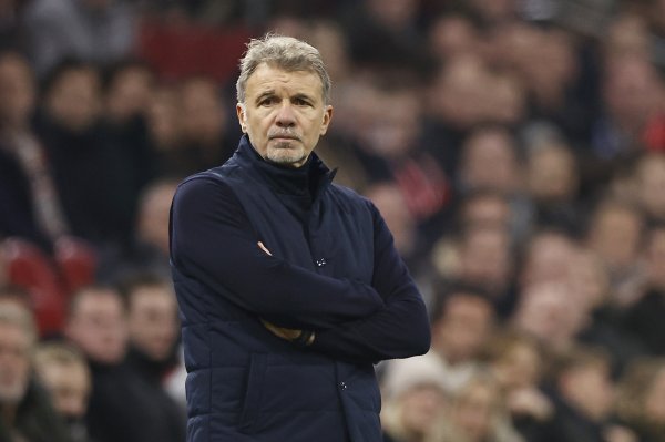 两名记者在都灵赛后新闻发布会上强烈争吵，巴罗尼考验愤然离场