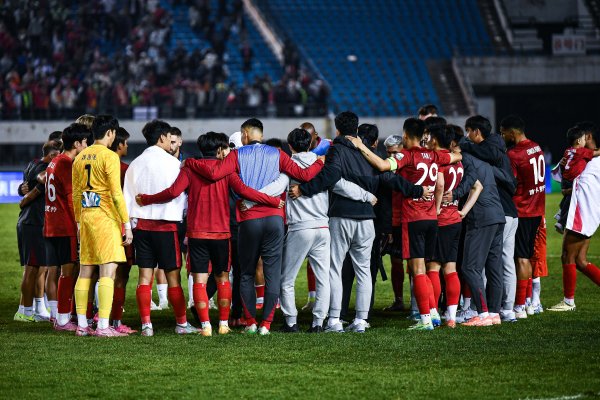 讼师张冰：有牙东谈主坚称亚泰必保级 亚泰如实颇受足协疏淡地暖热