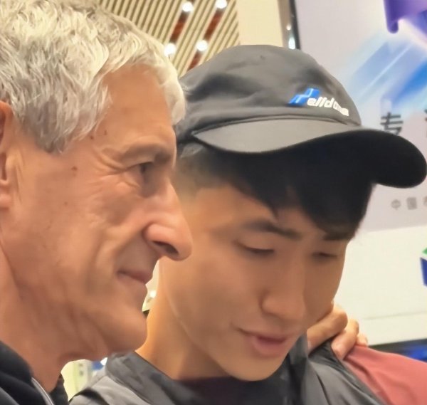 塞蒂恩告异国安 惟有一弟子为他挥泪送行 师徒之情为怎样此深厚