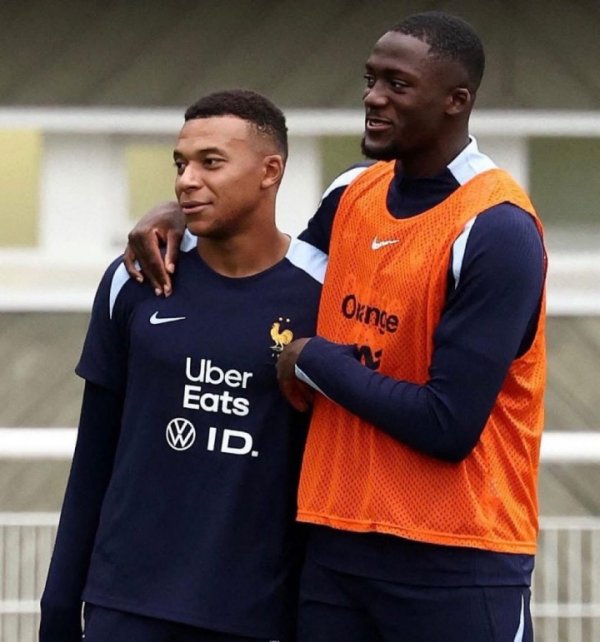 西媒：科纳特在考试中找姆巴佩训诲西语，他为加盟皇马已学习数月