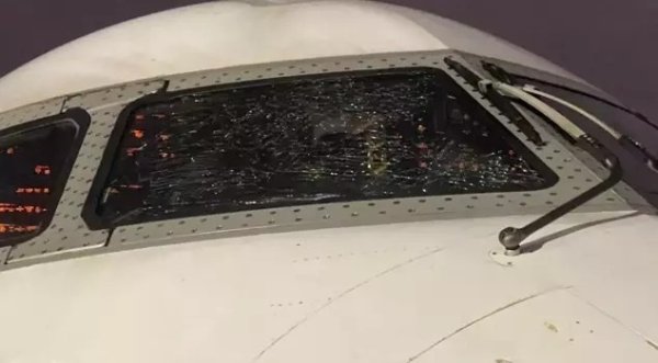 惊魂时候！尼日利亚国度队乘坐的飞机挡风玻璃闹翻，以至紧要迫降