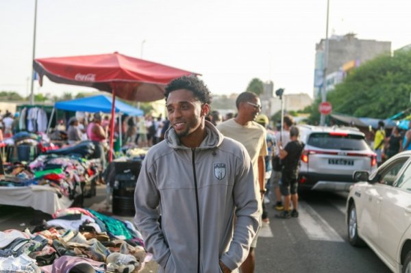 50万小国赢就进世界杯！佛得角球员进阛阓与球迷碰头，今晨要道战