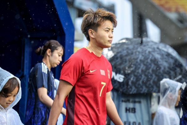 王霜：若是能在偶像C罗踢球的国度获奖，那对我来说特别抖擞