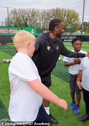 无球可踢！斯特林近日带小学生进行足球履行，已被排斥出蓝军规划