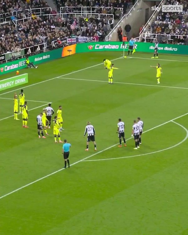 系鞋带导致丢球！名宿批热刺雅致：太稚子了，指望裁判吹停比赛