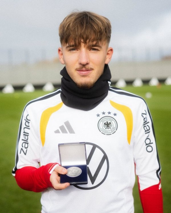 伦纳特·卡尔得到弗里茨·瓦尔特银质奖章，拜仁社媒晒照道贺