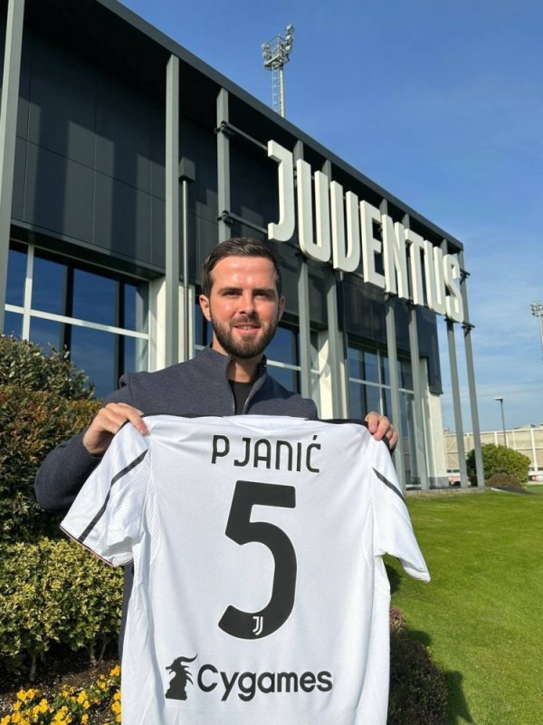 梓乡重游！皮亚尼奇访问尤文图斯检修基地，获赠球衣并与斯帅合影