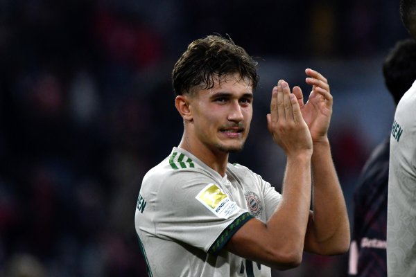 比朔夫：帽子戏法后我让队友在皮球上签名，这是从凯恩何处学到的