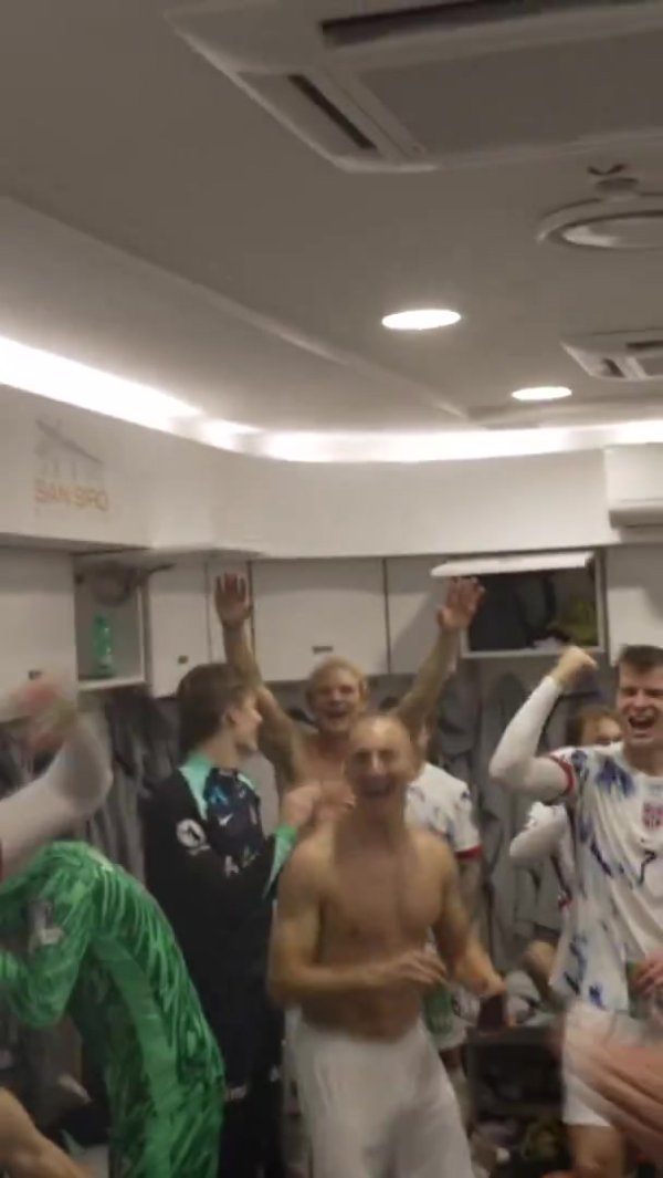 全胜出线！挪威球员赛后更衣室内庆祝干涉天下杯