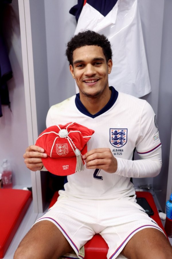 演出首秀！宽萨是英格兰队史第1297位出场球员，赛后获赠回来帽子