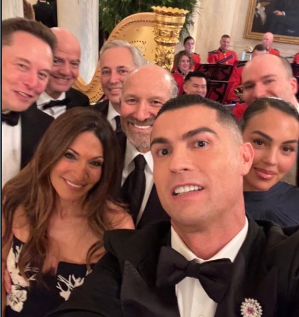 C罗在白宫自拍：图中还包括乔治娜、马斯克、因凡蒂诺等东谈主