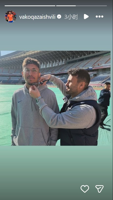 切身上手！瓦科社媒晒照，他为克雷桑剪胡子