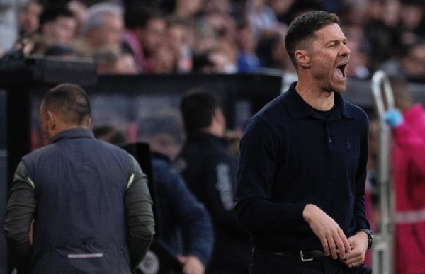 烦恼阿隆索教学量过大？记者：球员示意事实相背！蚁集教学表情