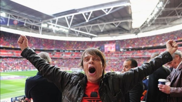 邮报：终身红魔球迷、63岁的石玫瑰乐队贝斯手马尼于本周可怜厌世