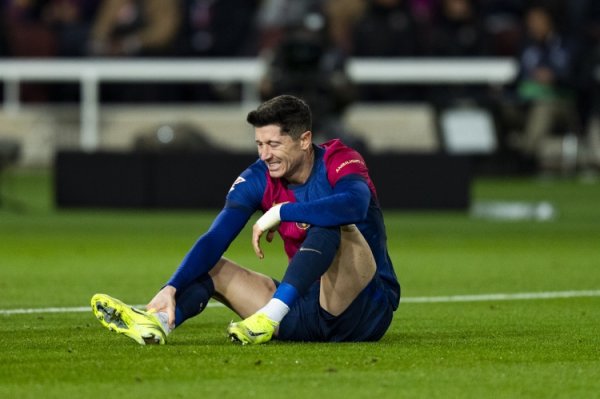 该换个东谈主罚了？单赛季在西甲2次罚丢点球，莱万是巴萨队史首东谈主